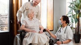 682ef7ab75991ede1dcb2f26_doctor_patient_reducida